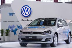Volkswagen показывает новый Golf на 22-й международной выставке «Мир Автомобиля 2013»