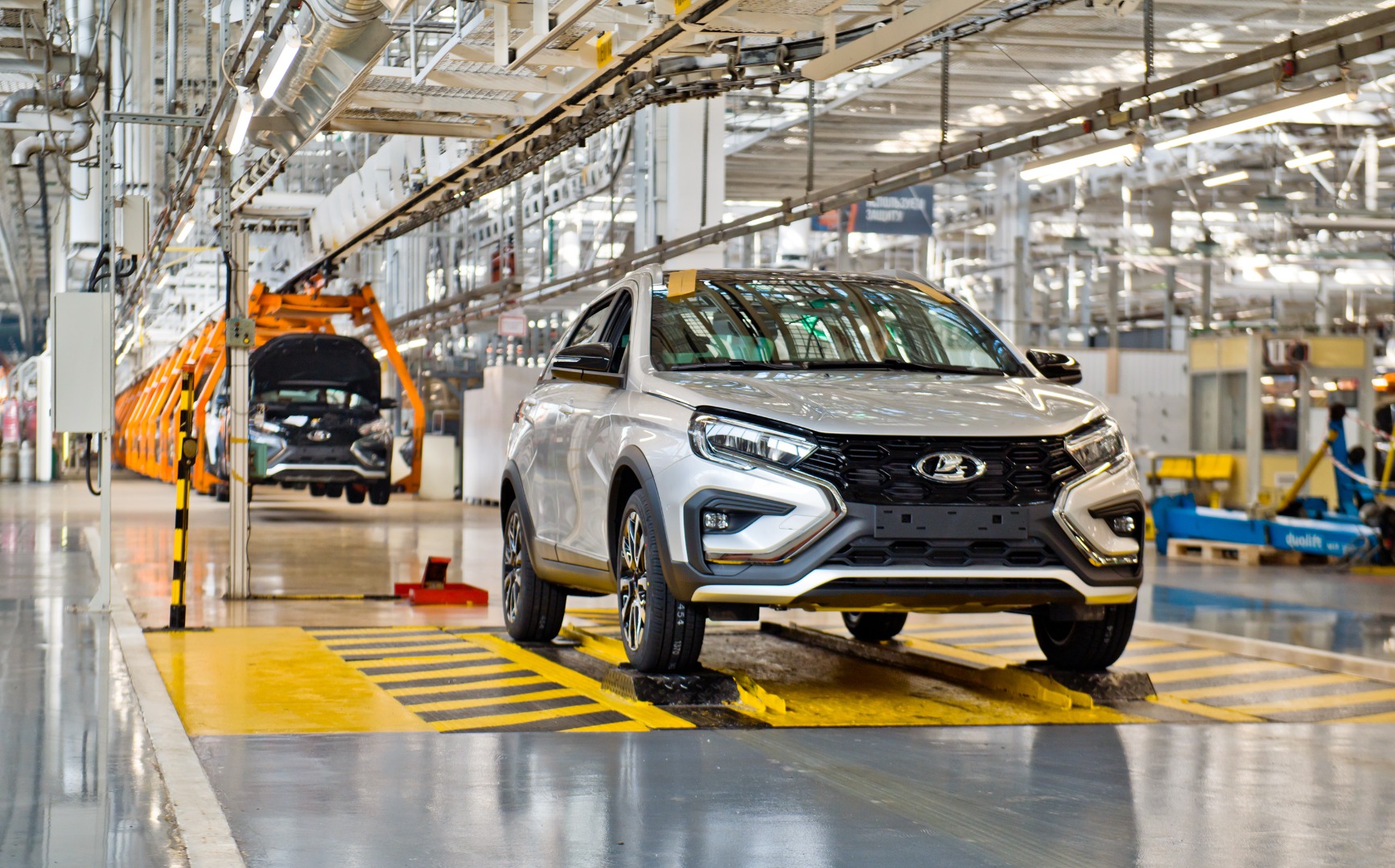 «Лады» VS китайцы: как выглядит российский автопром 2025