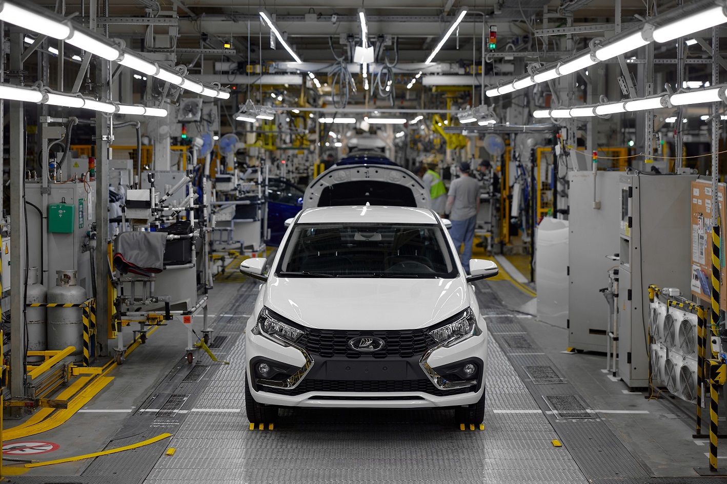 АвтоВАЗ переходит на 4-дневку: как китайские авто и дорогие кредиты ударили по Lada