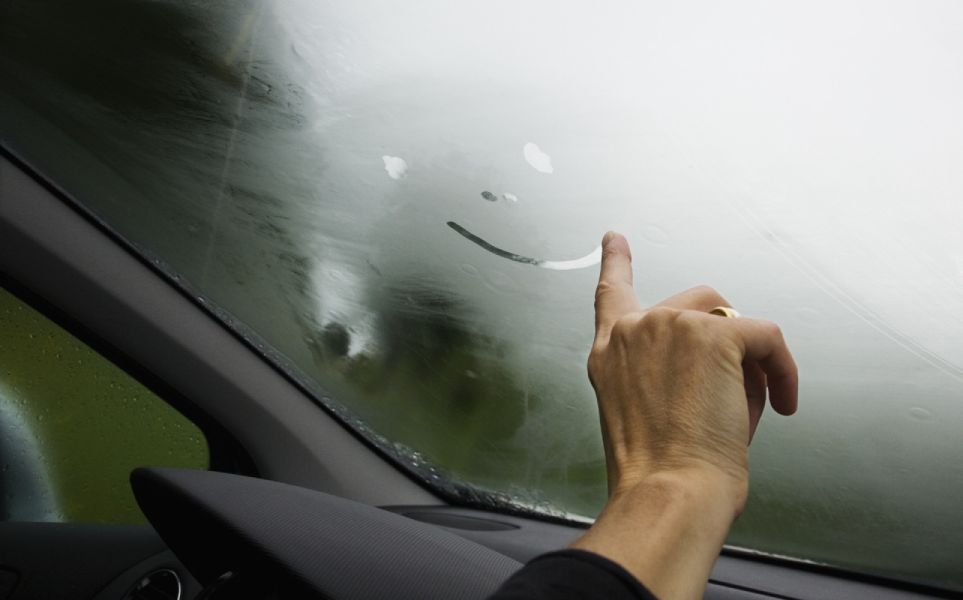 Почему потеют окна в машине изнутри и что с этим делать