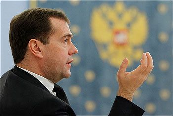 Медведев дал 14 поручений для развития российского автопрома