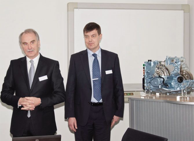 Ханс Петер Бах, член совета директоров ZF Services (слева). Олег Молотков, глава-представительства ZF в России и СНГ (справа)